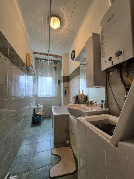 Elad� lak�s Szolnokon