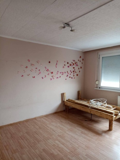 Elad� lak�s Tatab�ny�n