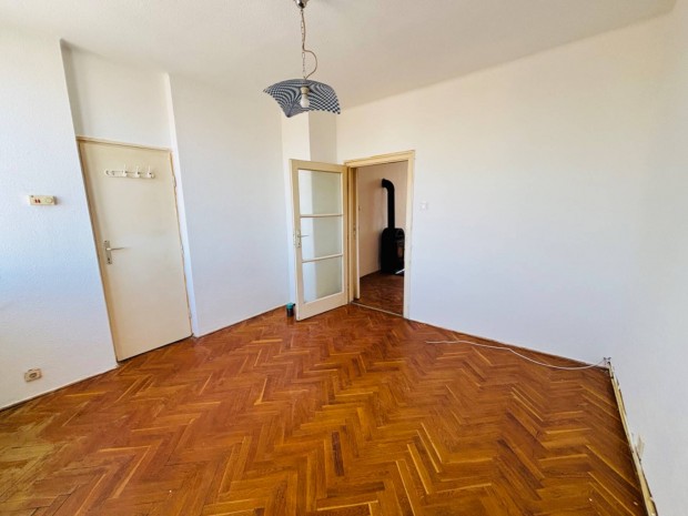 Elad� lak�s Tat�n