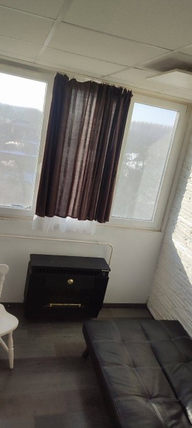 Elad� lak�s T�k�l�n a Pesti �ti lak�telepen