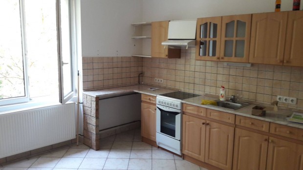 Elad� lak�s �jv�ros