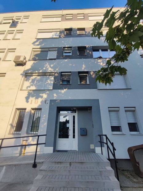 Elad� lak�s Zalaegerszegen, az Egry J�zsef utc�ban