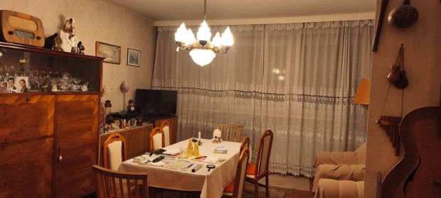 Elad� lak�s Zugl�ban, az �rs vez�r t�rhez k�zel