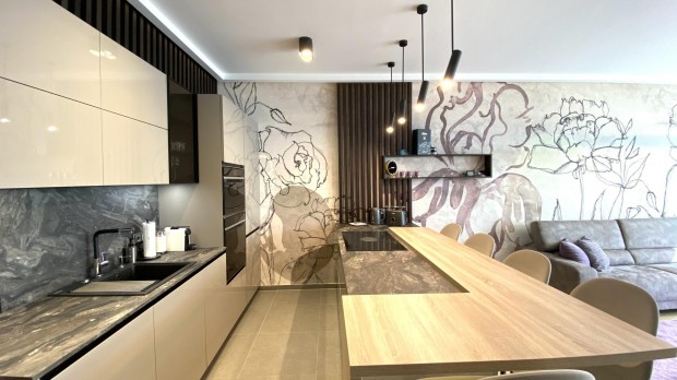 Elad� lak�s, Balatonf�red