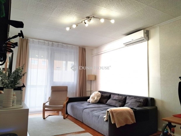 Elad� lak�s, Budapest 15. ker.