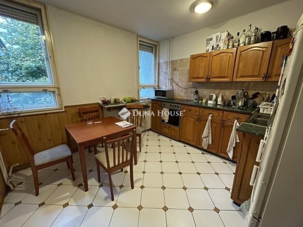 Elad� lak�s, Budapest 16. ker.