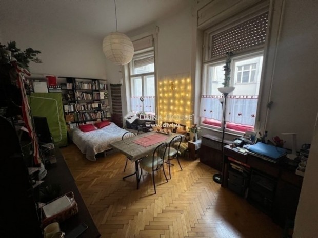 Elad laks, Budapest 5. ker.