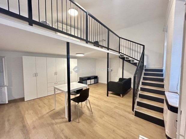 Elad� lak�s, Budapest 8. ker.