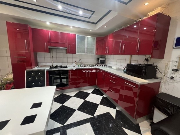 Elad� lak�s, Budapest 8. ker.