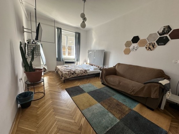 Elad� lak�s, Budapest 8. ker.