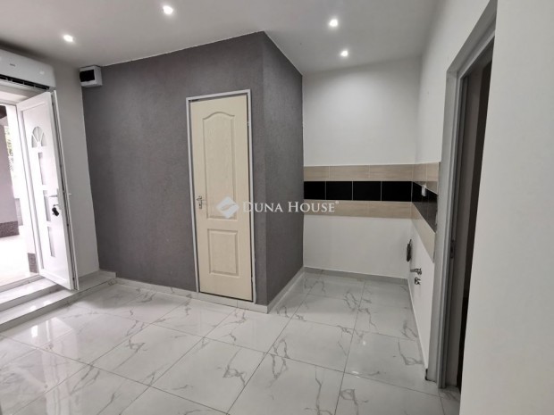 Elad� lak�s, Esztergom