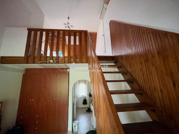 Elad� lak�s, G�rdony