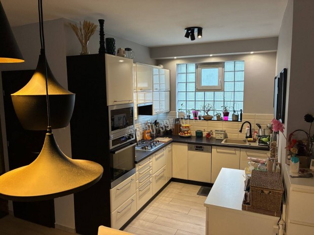 Elad� lak�s, Gy�r Lik�cs, 94900000 Ft, 92 nm