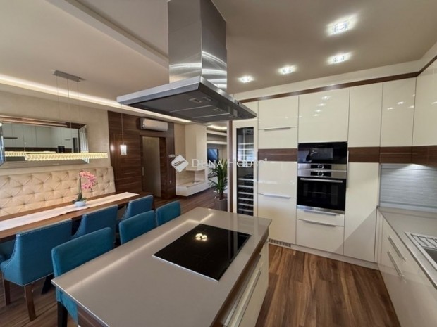 Elad� lak�s, Kecskem�t