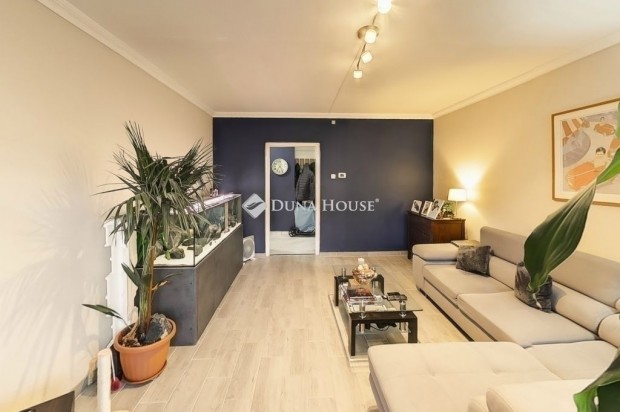 Elad� lak�s, Kecskem�t