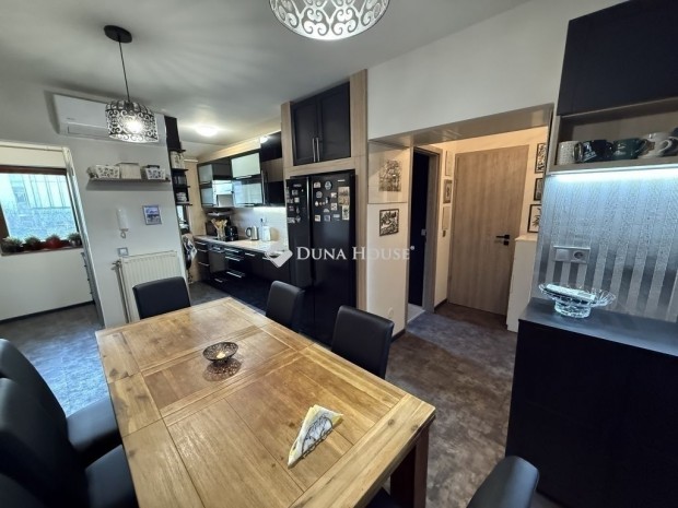 Elad� lak�s, Kecskem�t