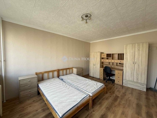 Elad� lak�s, Kecskem�t