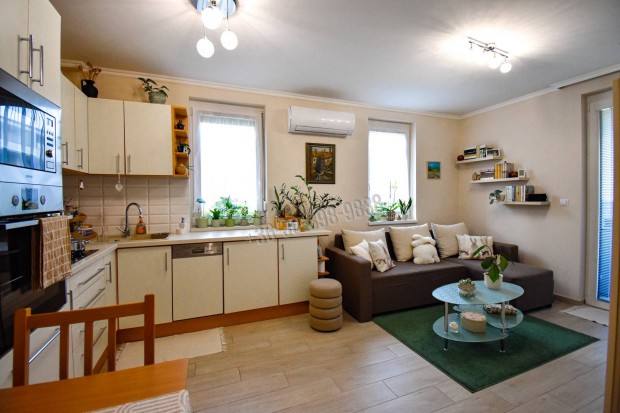 Elad� lak�s, Mosonmagyar�v�r V�rosk�zpont, Mosonyi Mih�ly utca ,