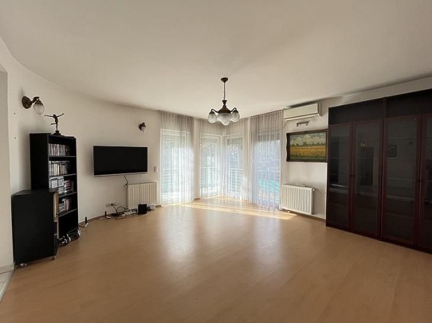 Elad� lak�s - Budapest III. ker�let, R�maif�rd�