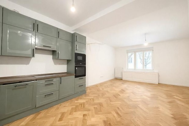 Elad� lak�s - Budapest II. ker�let, Bajv�v� utca