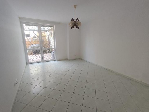 Elad� lak�s - Budapest IV. ker�let, Chinoin utca