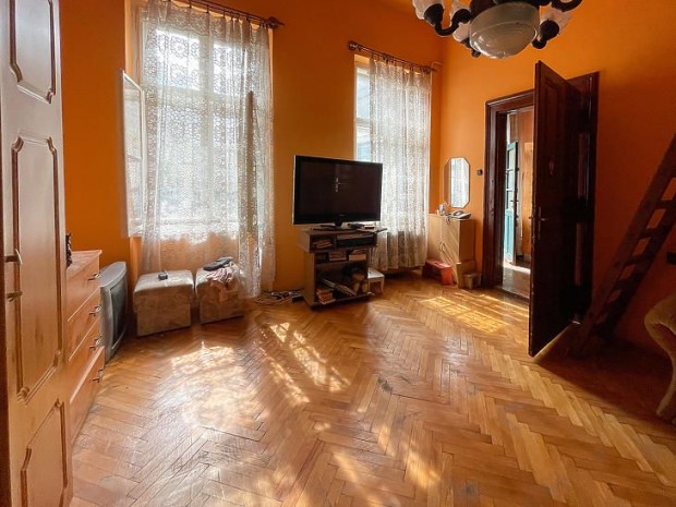 Elad� lak�s - Budapest VIII. ker�let, J�zsef k�r�t