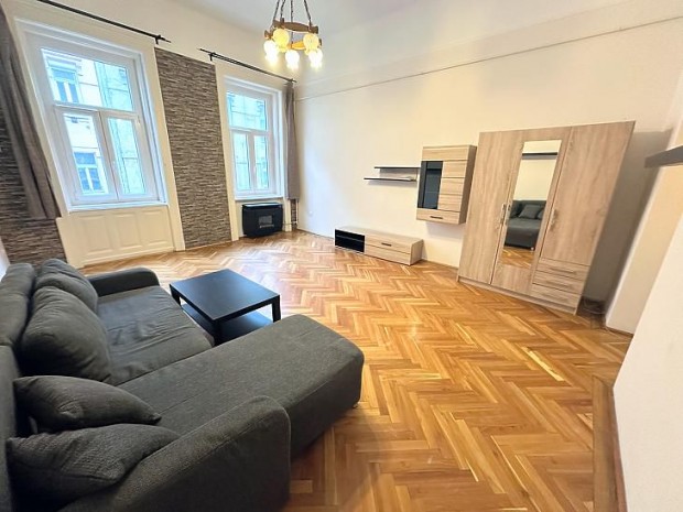 Elad� lak�s - Budapest XIII. ker�let, Radn�ti Mikl�s utca