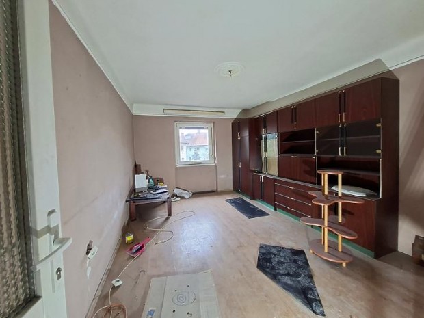 Elad� lak�s - Budapest X. ker�let, Laposd�l�