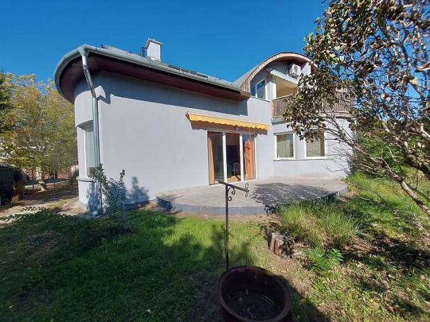 Elad� lak�s - G�d