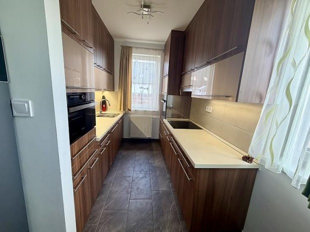 Elad� lak�s - V�c