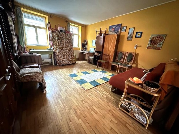 Elad� lak�s - V�c