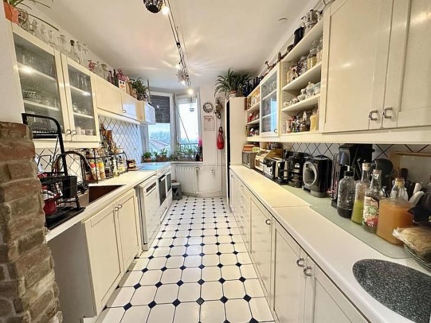 Elad� lak�s - V�c