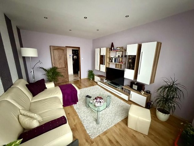 Elad� lak�s - V�c