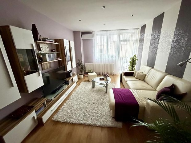 Elad� lak�s - V�c