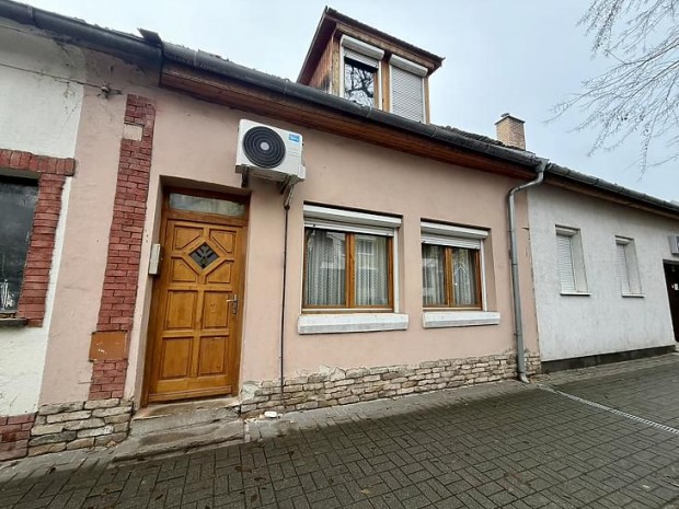 Elad� lak�s - V�c