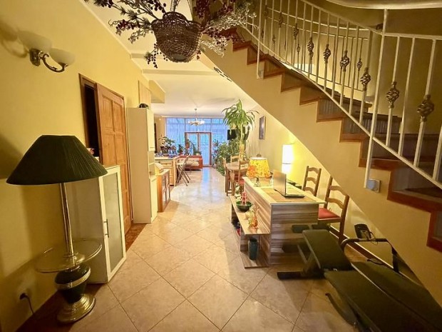 Elad� lak�s - V�c