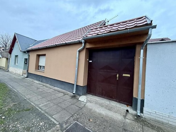 Elad� lak�s - V�c