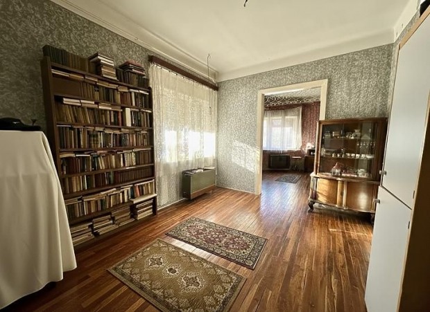 Elad� lak�s - V�c