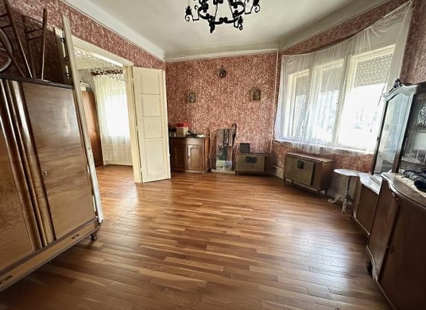 Elad� lak�s - V�c