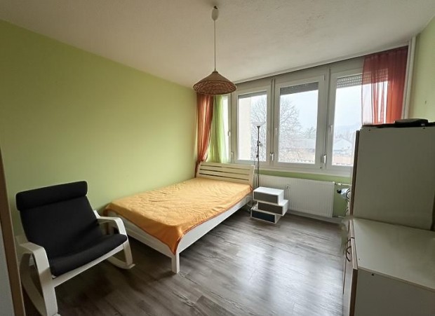 Elad� lak�s - V�c