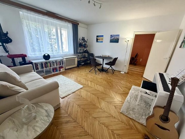 Elad� lak�s - V�c