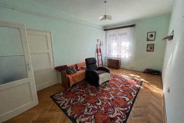 Elad� lak�s - V�c