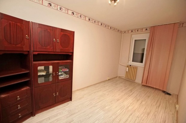 Elad� lak�s a Jancs�r utc�ban