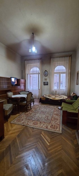 Elad� lak�s a Kazinczy utca 6/b a buli negyed k�zep�n!