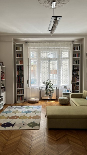 Elad� lak�s a M�szaki Egyetem mellett