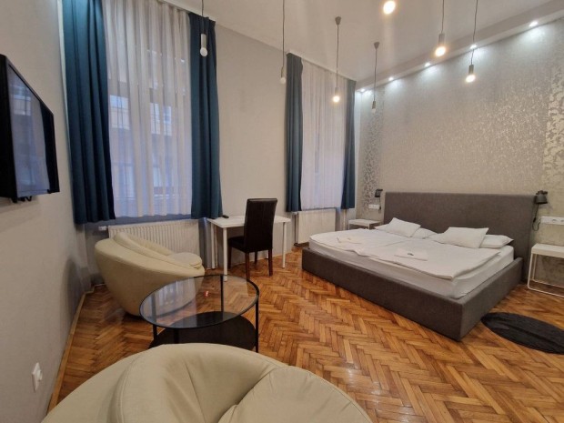 Elad� lak�s a Weidlich-udvarban  Miskolc belv�ros�nak �kk�ve!