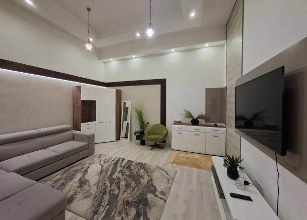 Elad� lak�s a belv�rosban, fel�j�tott, f�ldszinti, polg�ri h�zban