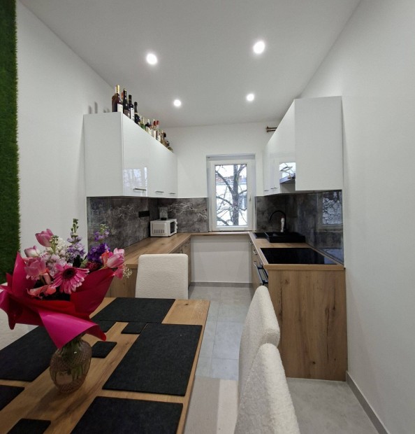 Elad� lak�s az Egyetem sug�r�ton, erk�lyes, fel�j�tott