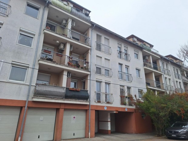 Elad� lak�s be�p�thet� tet�t�rrel �s saj�t parkol�kkal a XV.