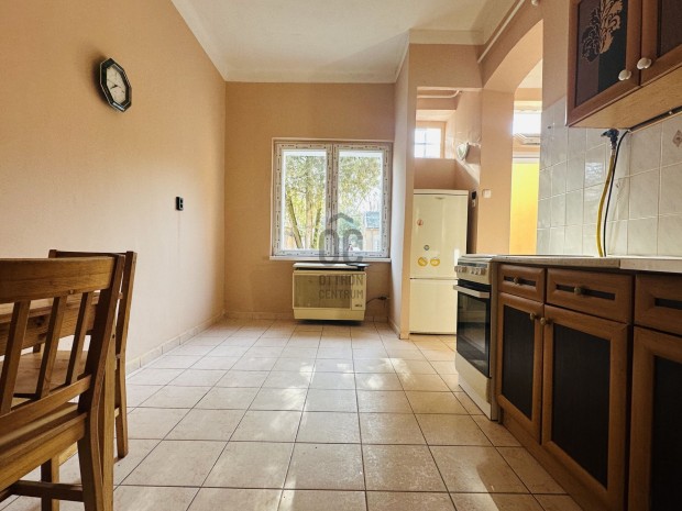 Elad� lak�s fedett be�ll�val �s t�rol�val!